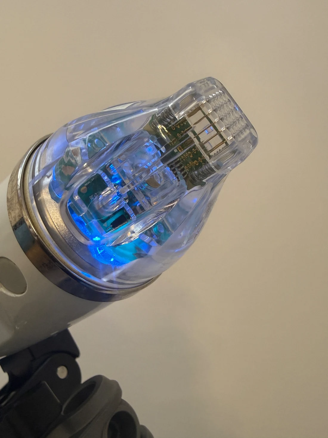 Originalfoto des beleuchteten Radiofrequenz-Microneedling-Aufsatzes der Praxis